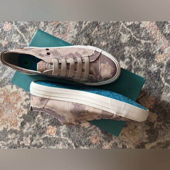 Blowfish Women's Camouflage Sneakers - Picture 4 of 5